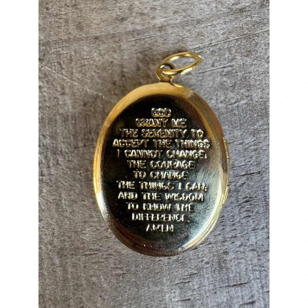 Praying Hands Gold Tone Locket Medal Catholic Opens God‎ Grant Me The Strength